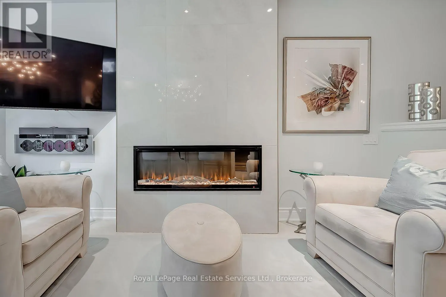 207 TAWNY CRESCENT
