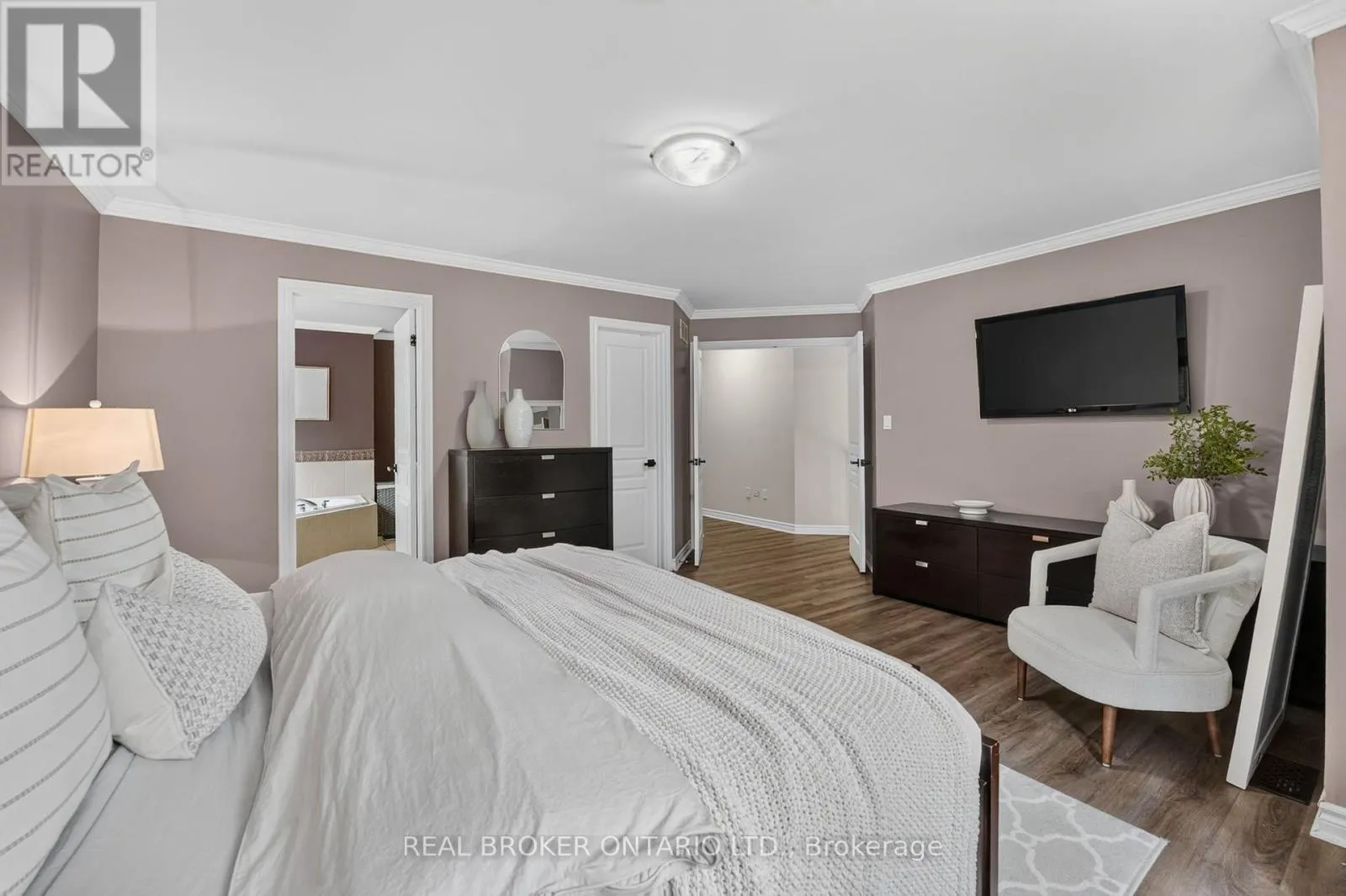 2243 WOODCREST DRIVE