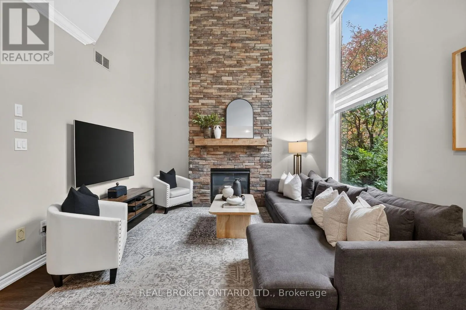 2243 WOODCREST DRIVE