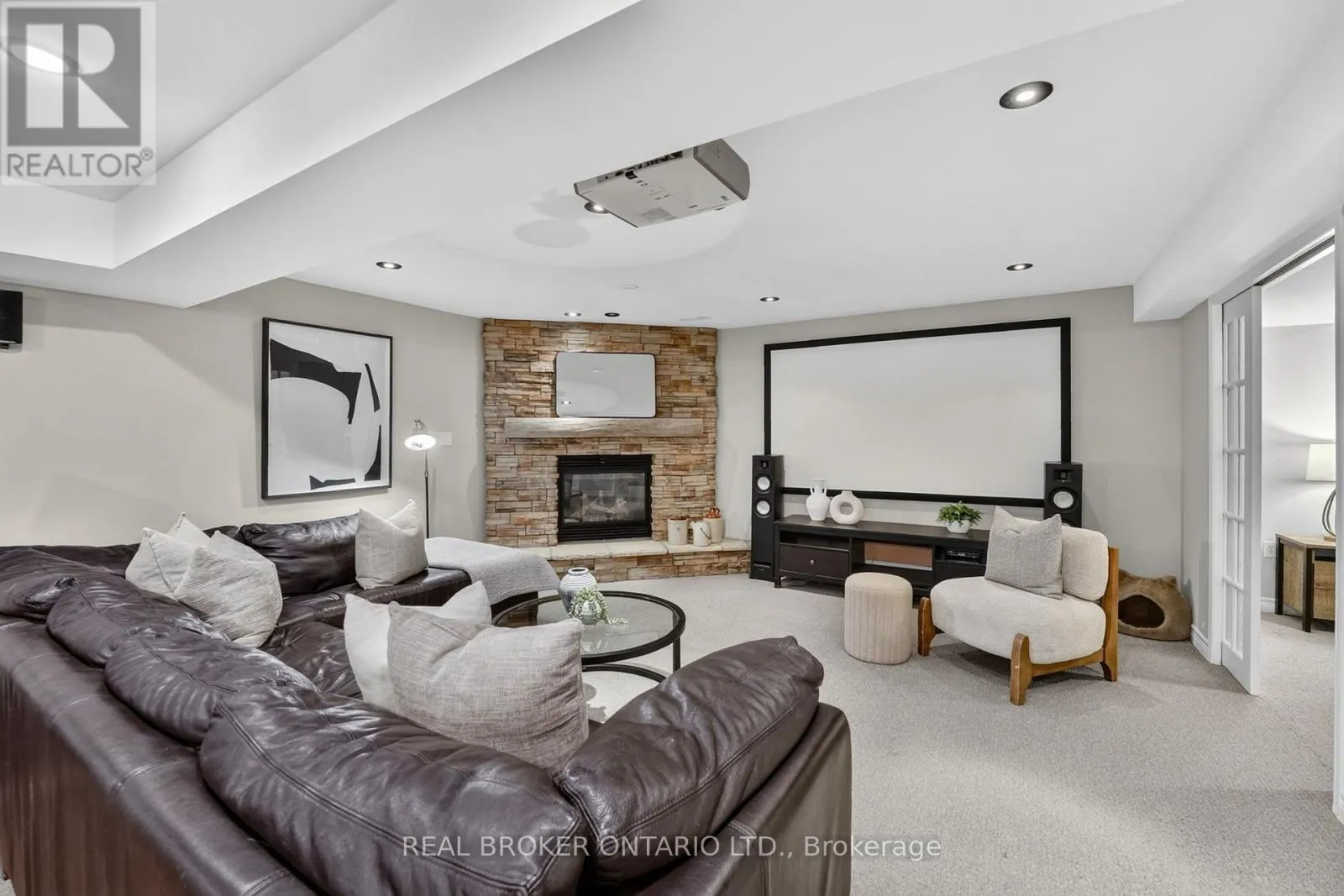 2243 WOODCREST DRIVE