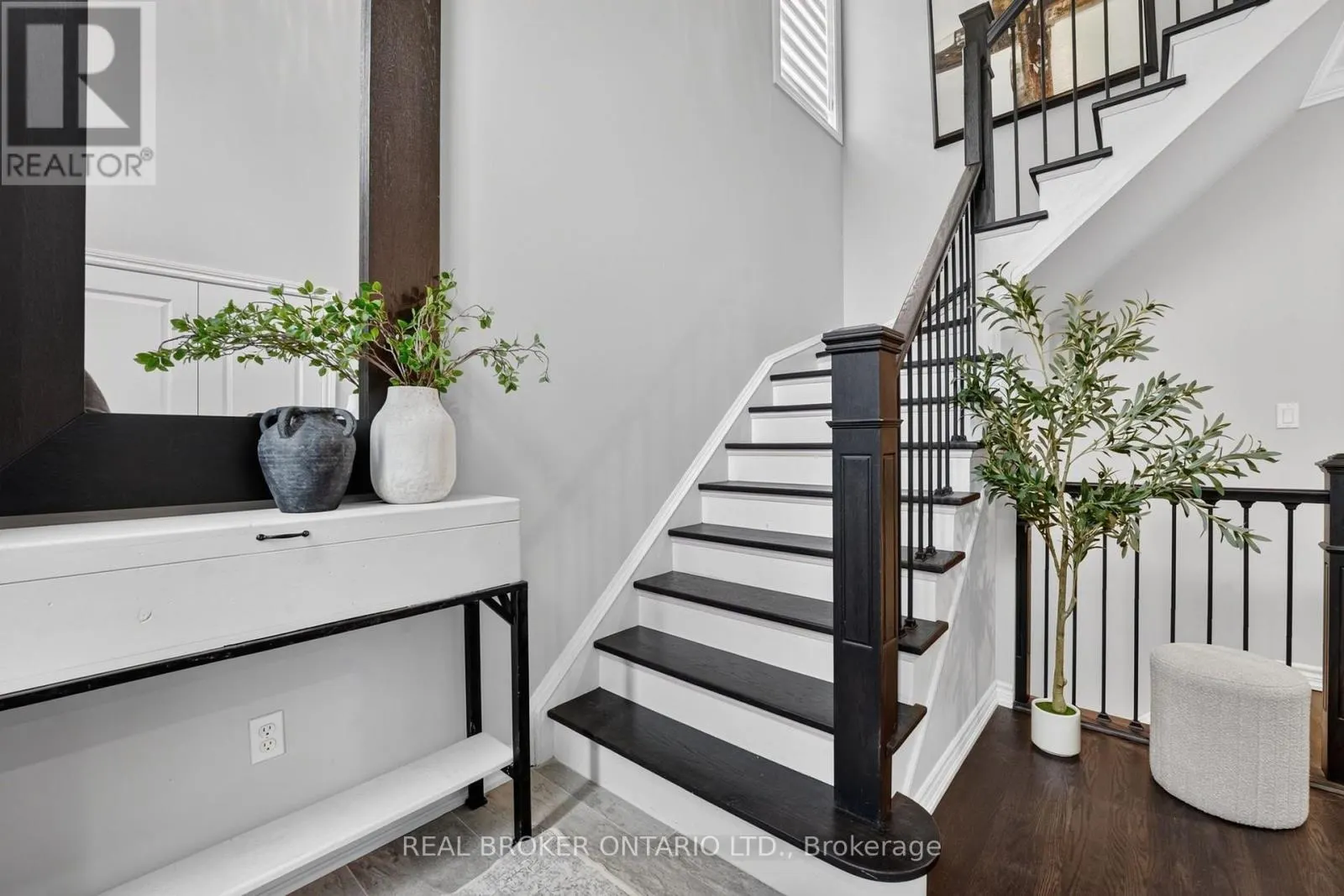 2243 WOODCREST DRIVE