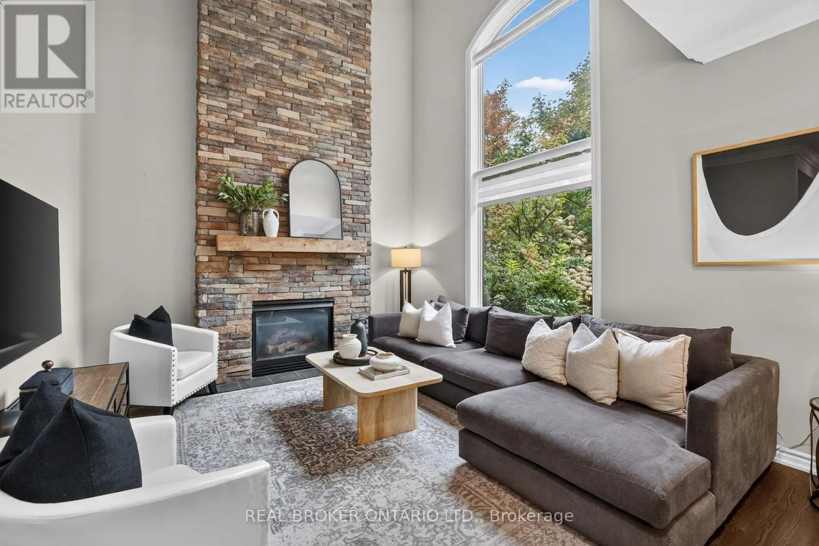 2243 WOODCREST DRIVE
