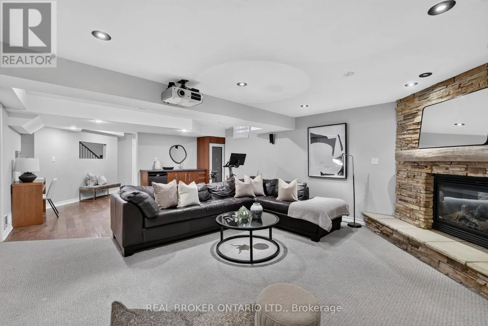 2243 WOODCREST DRIVE