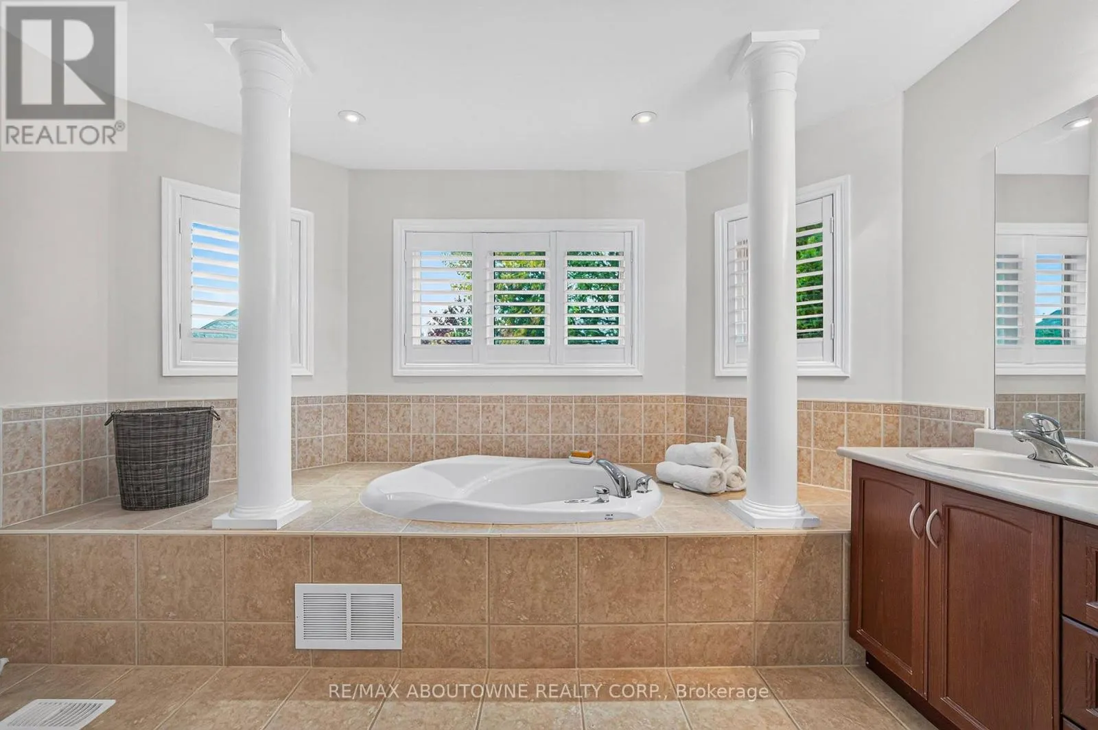 2447 HIGHMOUNT CRESCENT