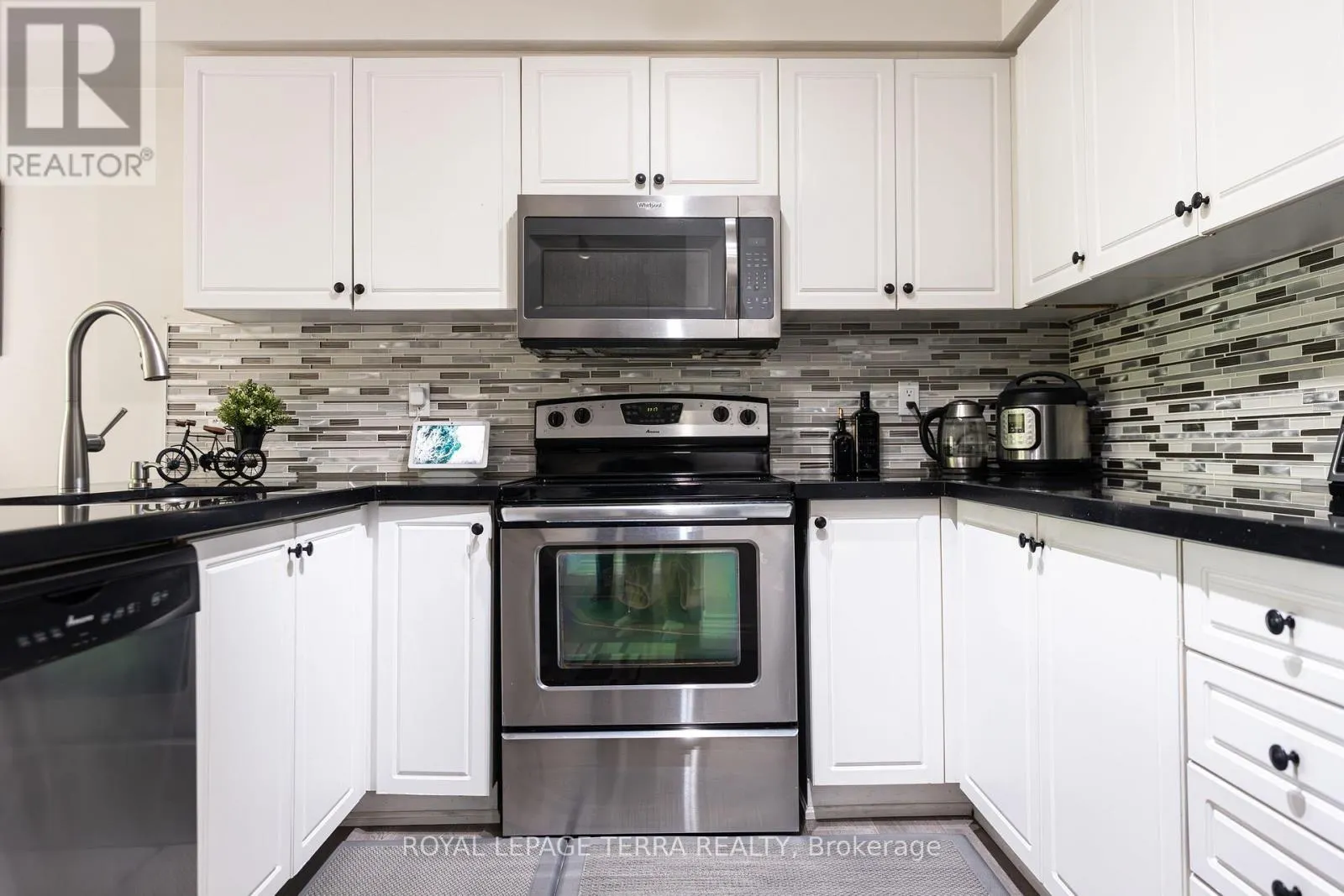 7 - 2871 DARIEN ROAD