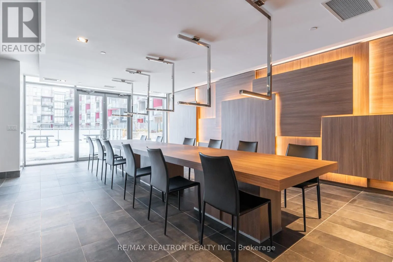 C401 - 5260 DUNDAS STREET N