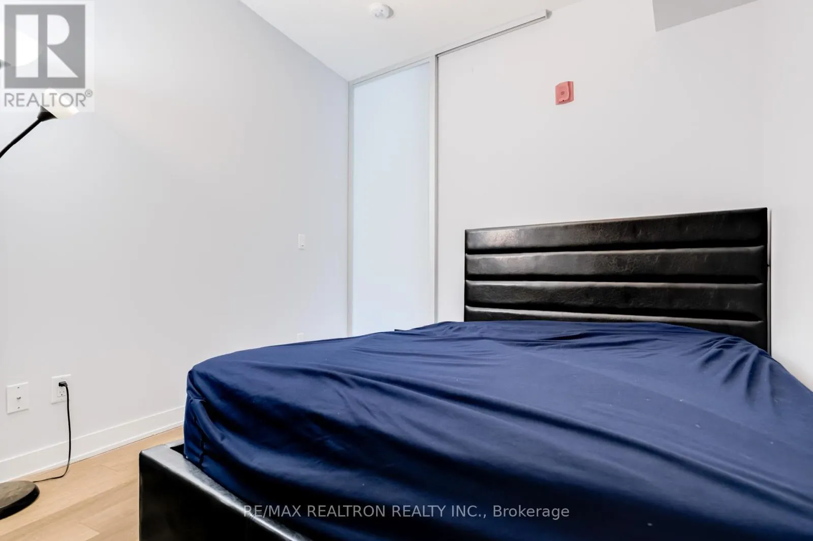 C401 - 5260 DUNDAS STREET N