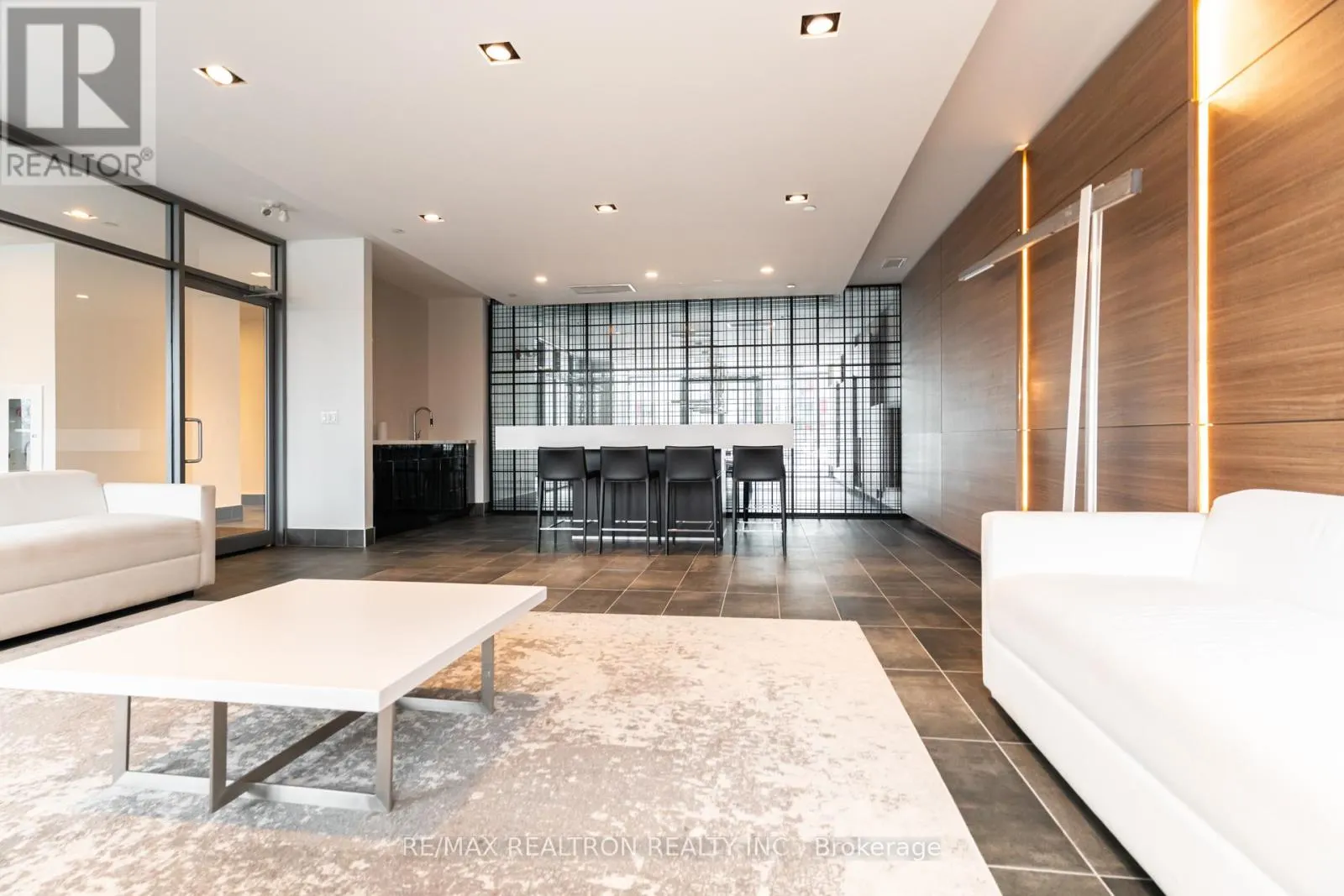 C401 - 5260 DUNDAS STREET N