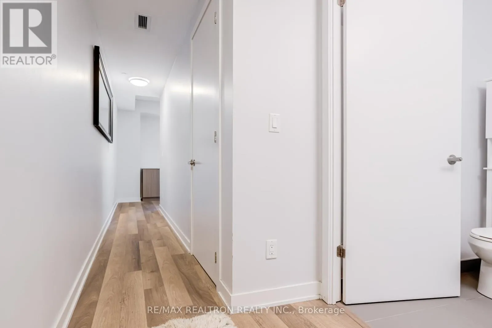 C401 - 5260 DUNDAS STREET N