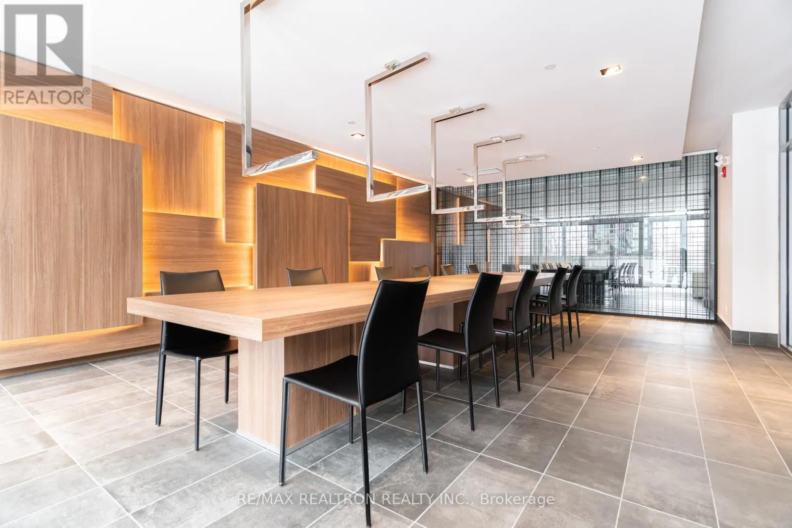 C401 - 5260 DUNDAS STREET N