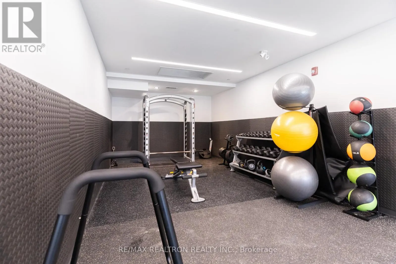 C401 - 5260 DUNDAS STREET N