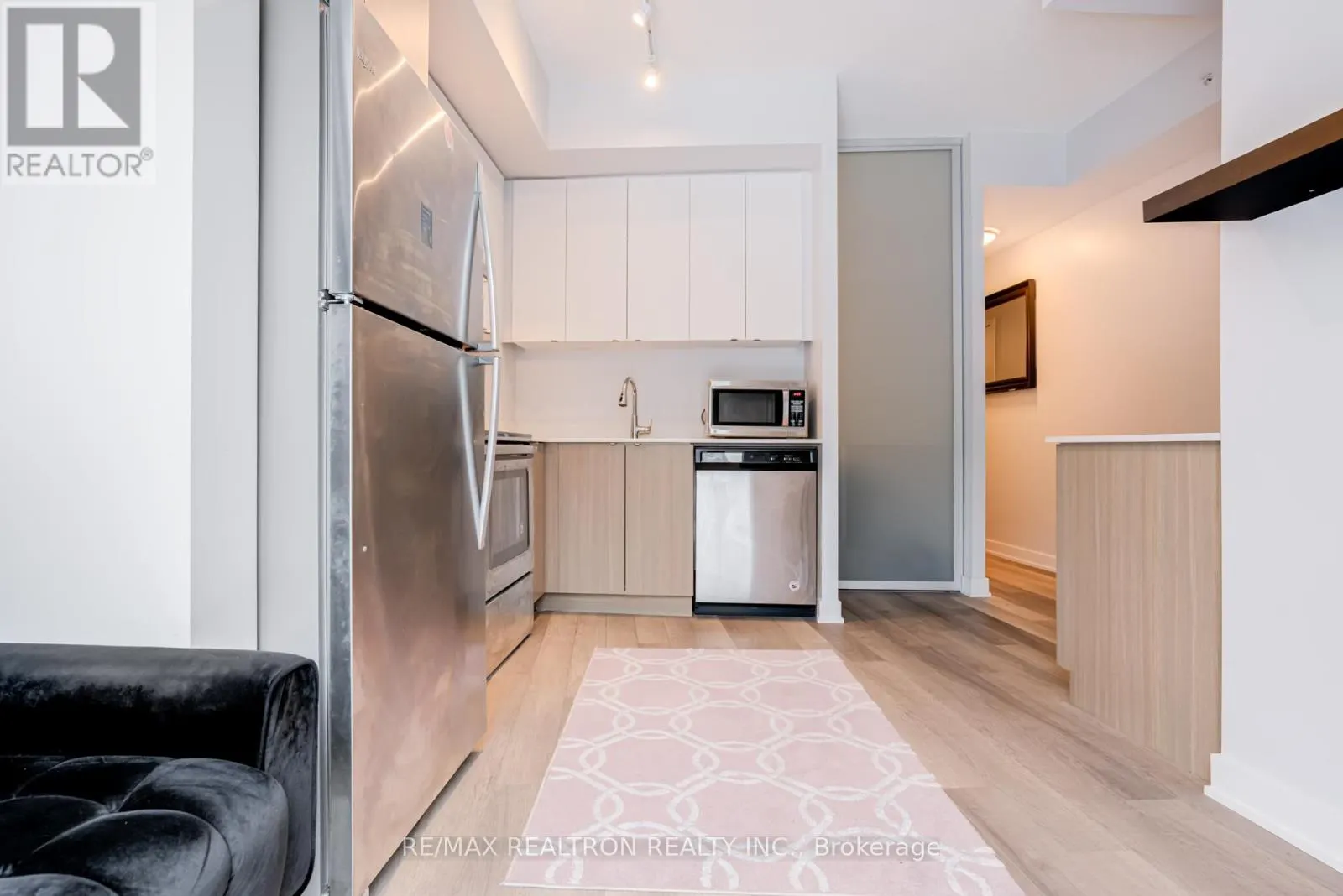 C401 - 5260 DUNDAS STREET N