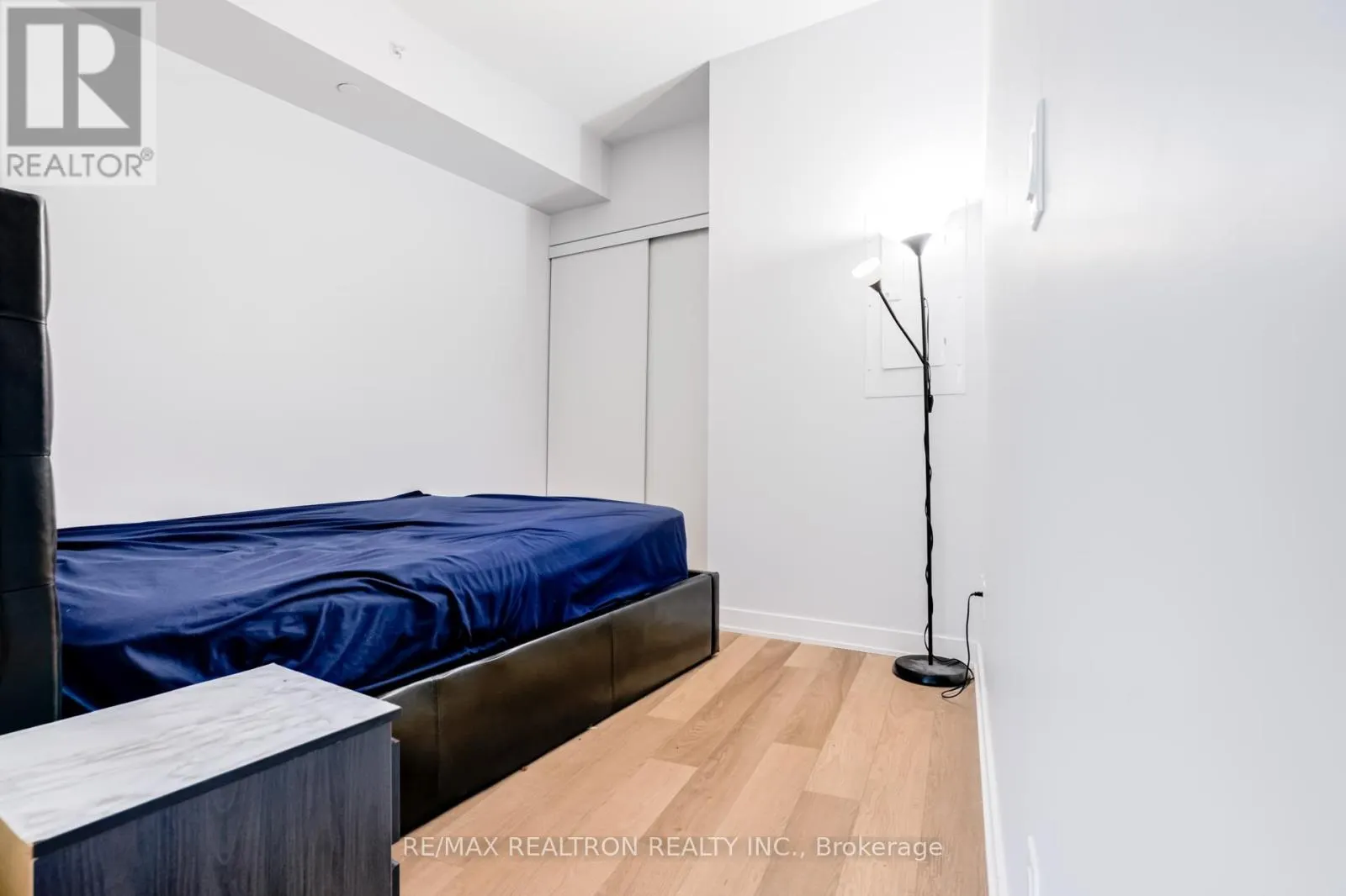 C401 - 5260 DUNDAS STREET N