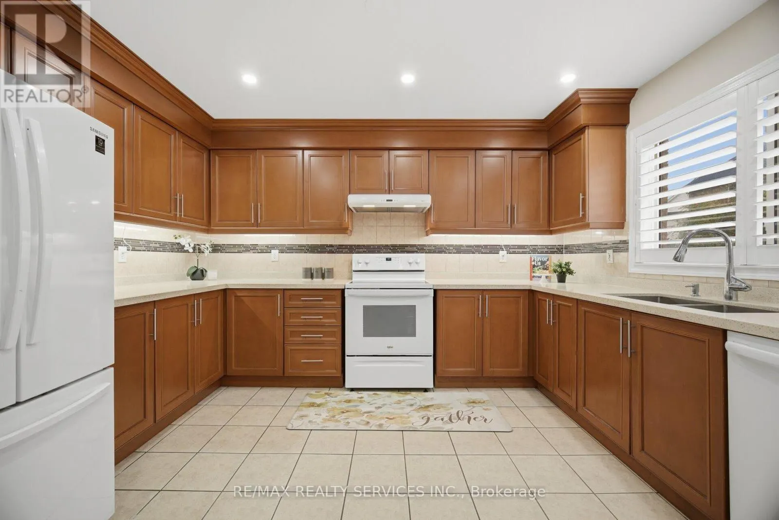 881 LANCASTER BOULEVARD