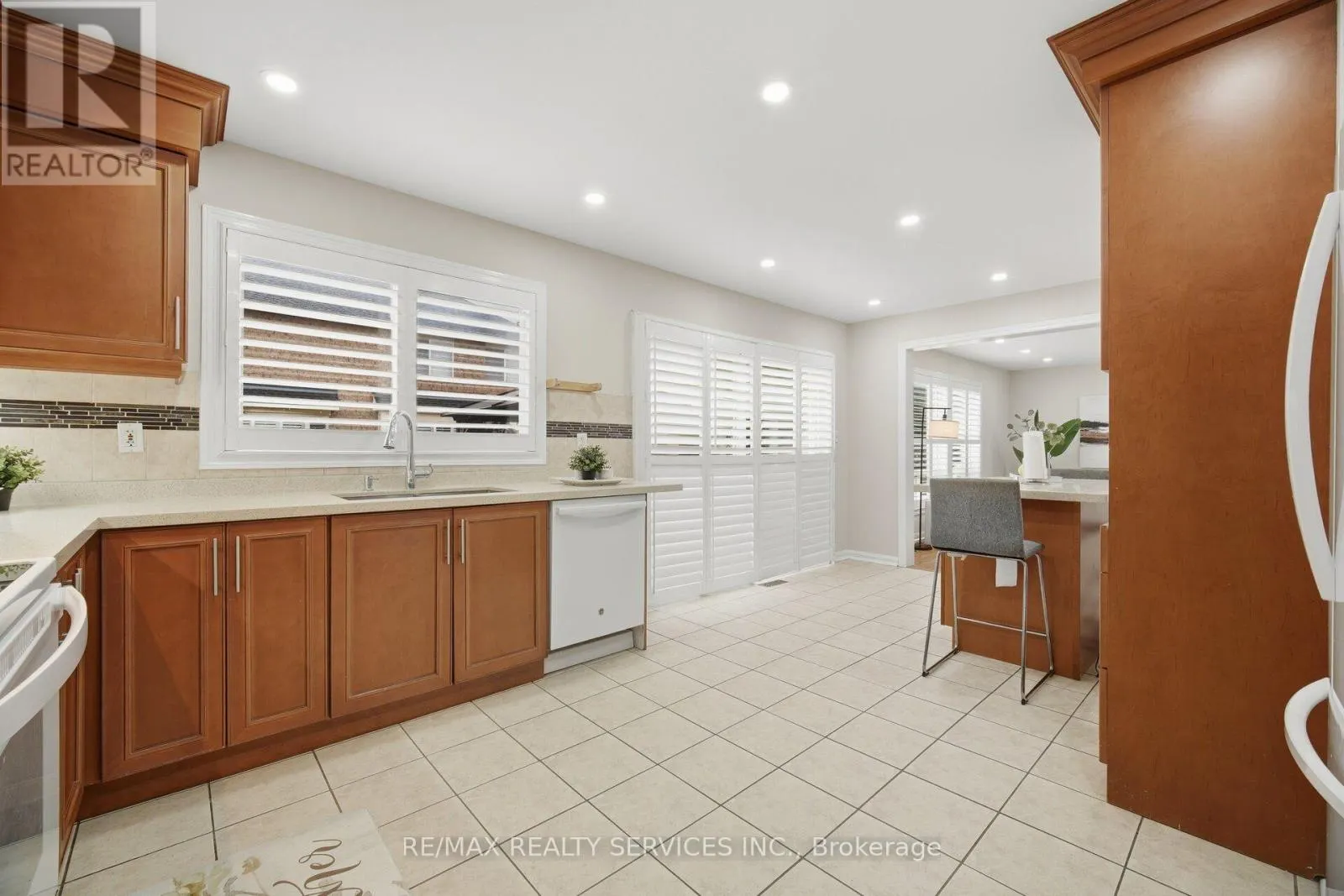 881 LANCASTER BOULEVARD