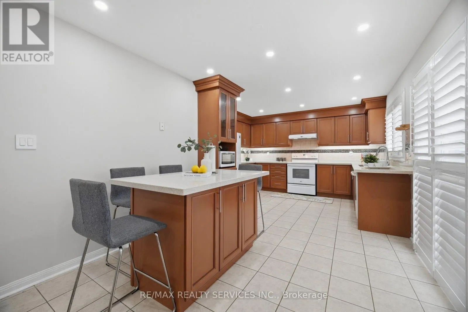 881 LANCASTER BOULEVARD