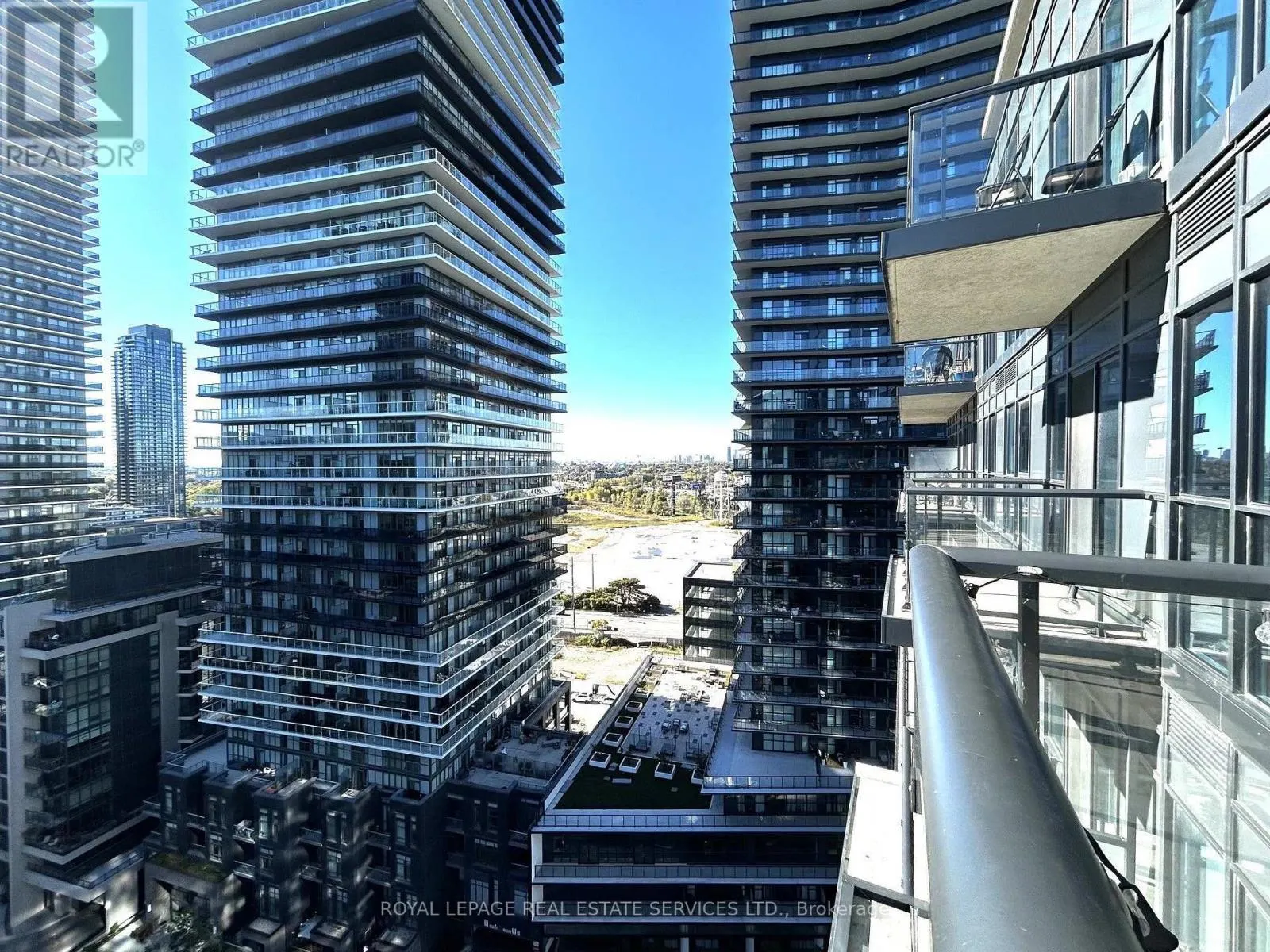 1702 - 39 ANNIE CRAIG DRIVE