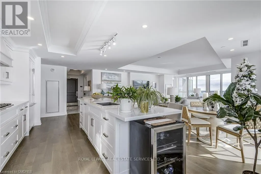 1704 - 2060 LAKESHORE ROAD