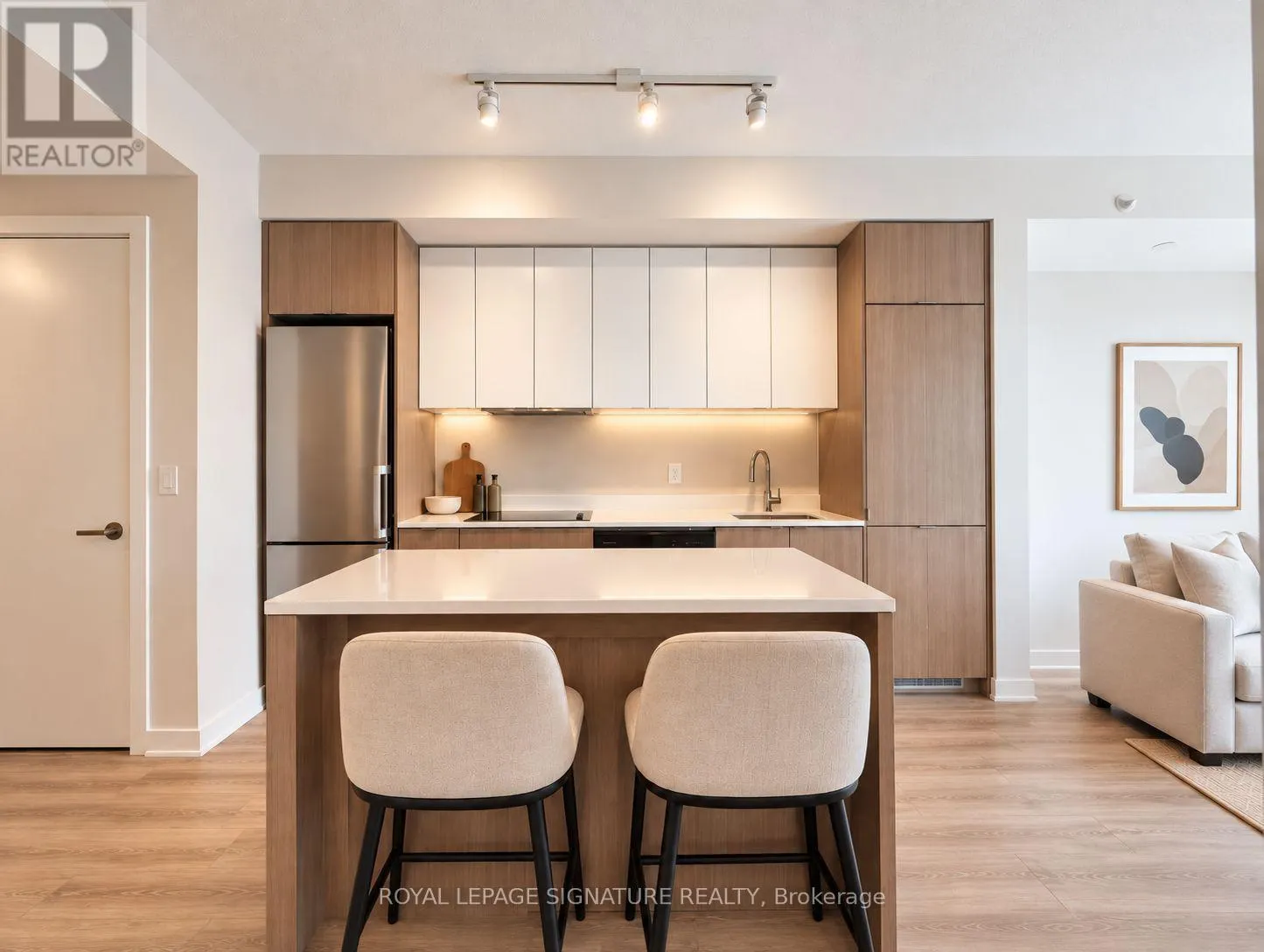 D313 - 5220 DUNDAS STREET