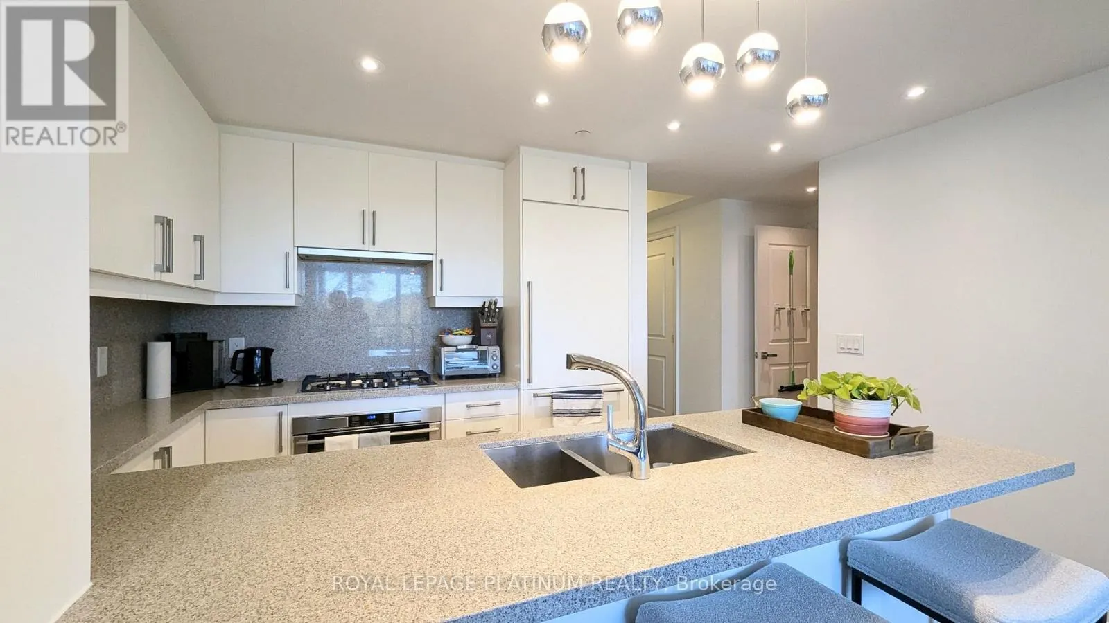 520 - 3500 LAKESHORE ROAD W
