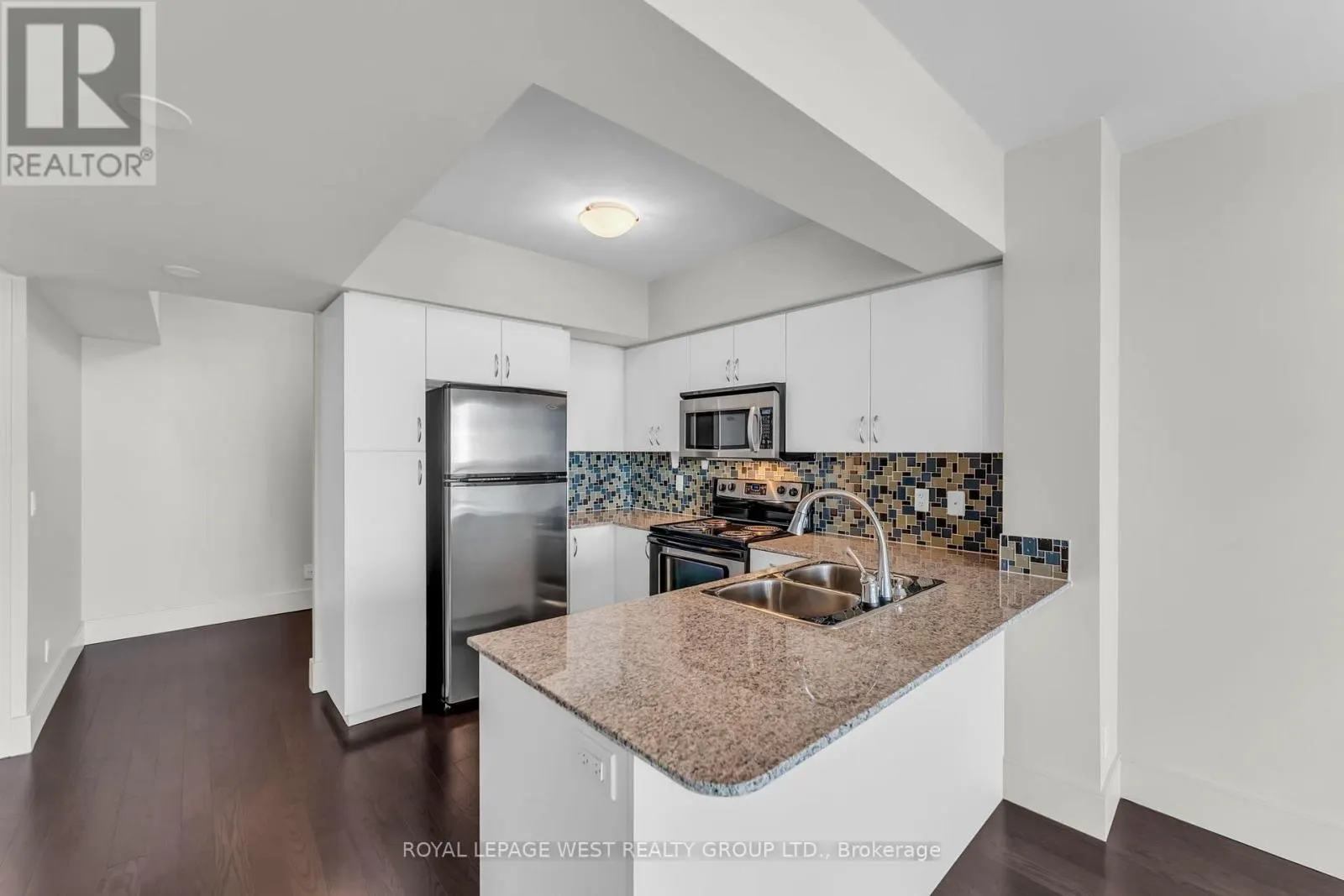 2201 - 15 LEGION ROAD
