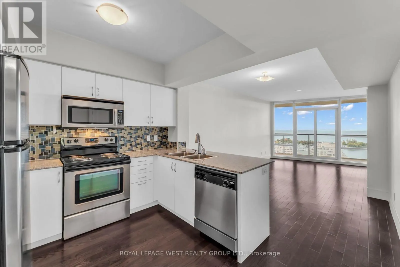 2201 - 15 LEGION ROAD