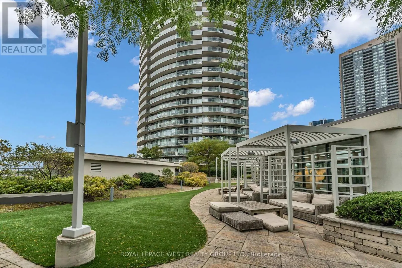 2201 - 15 LEGION ROAD