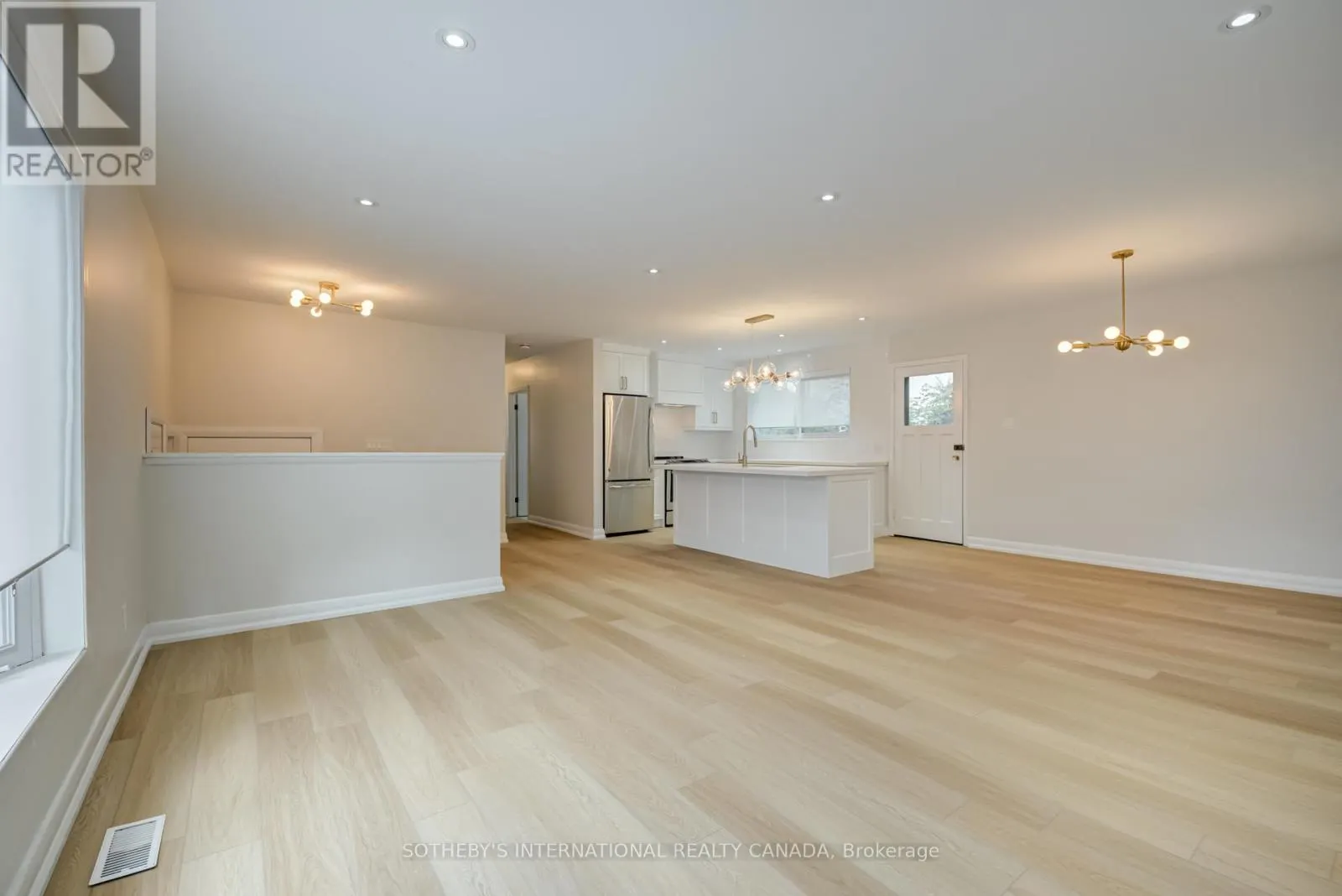 MAIN - 18 PUCKERIDGE CRESCENT