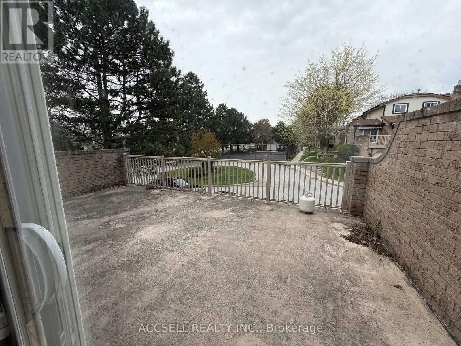 4 - 1510 UPPER MIDDLE ROAD
