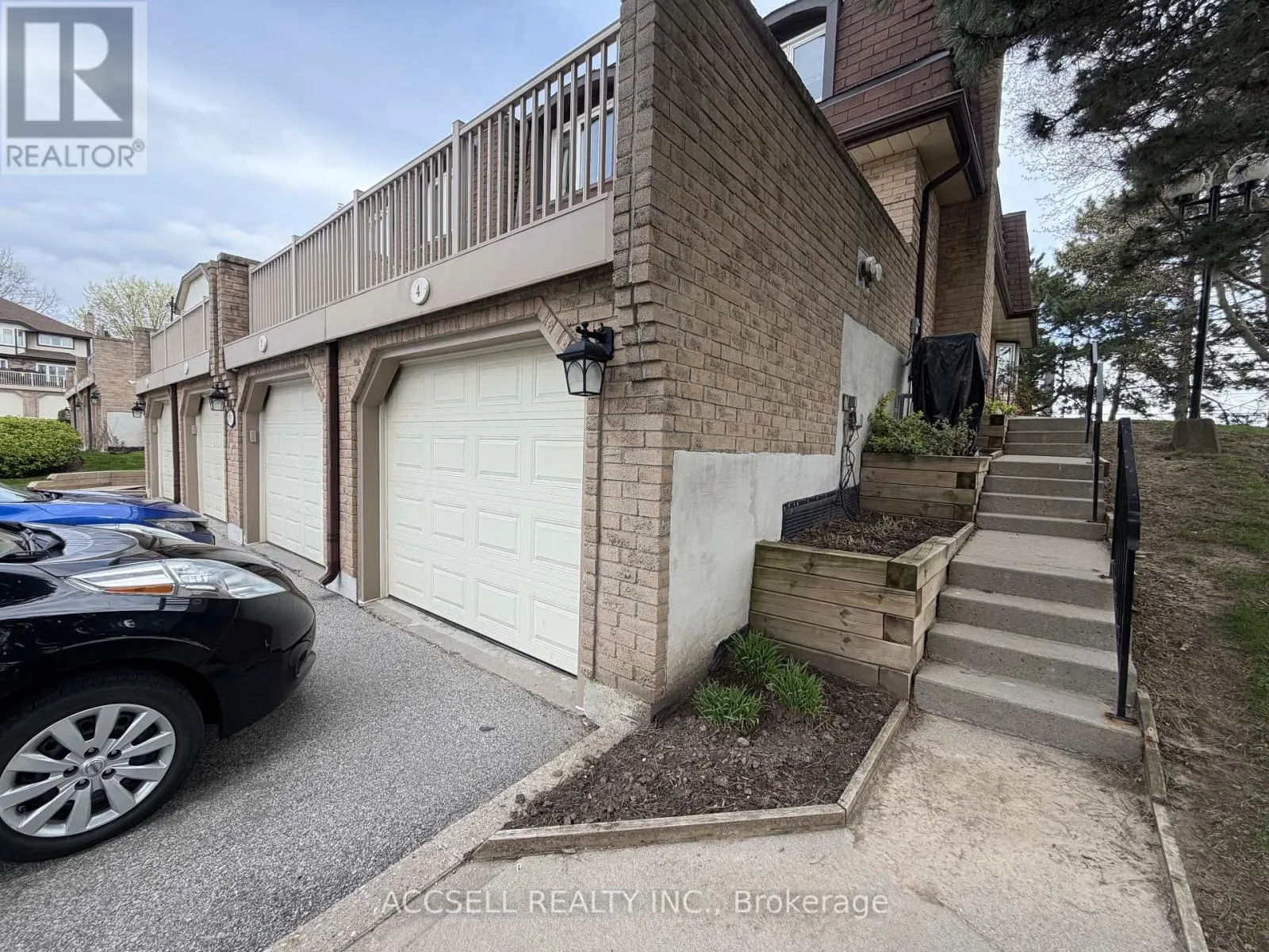 4 - 1510 UPPER MIDDLE ROAD