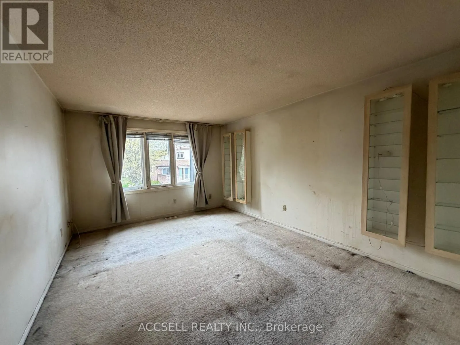 4 - 1510 UPPER MIDDLE ROAD