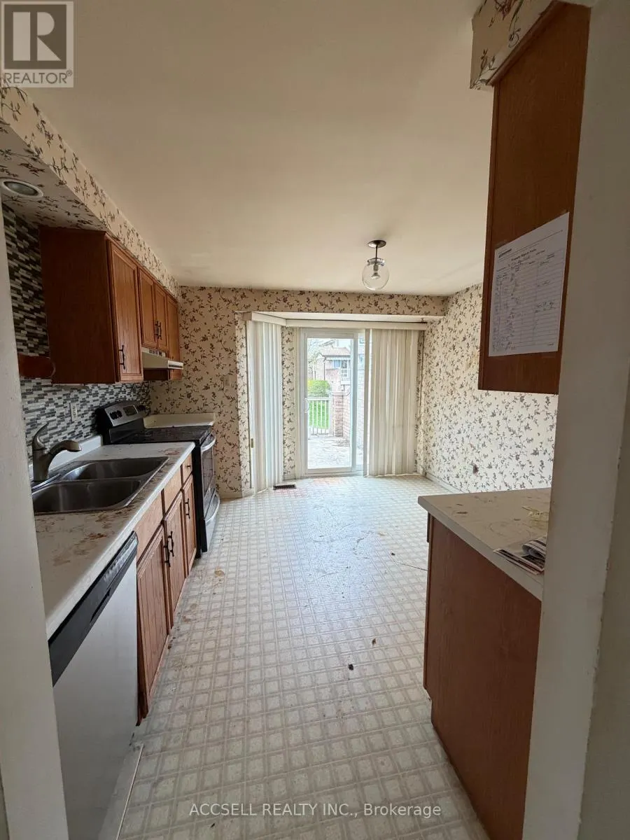 4 - 1510 UPPER MIDDLE ROAD