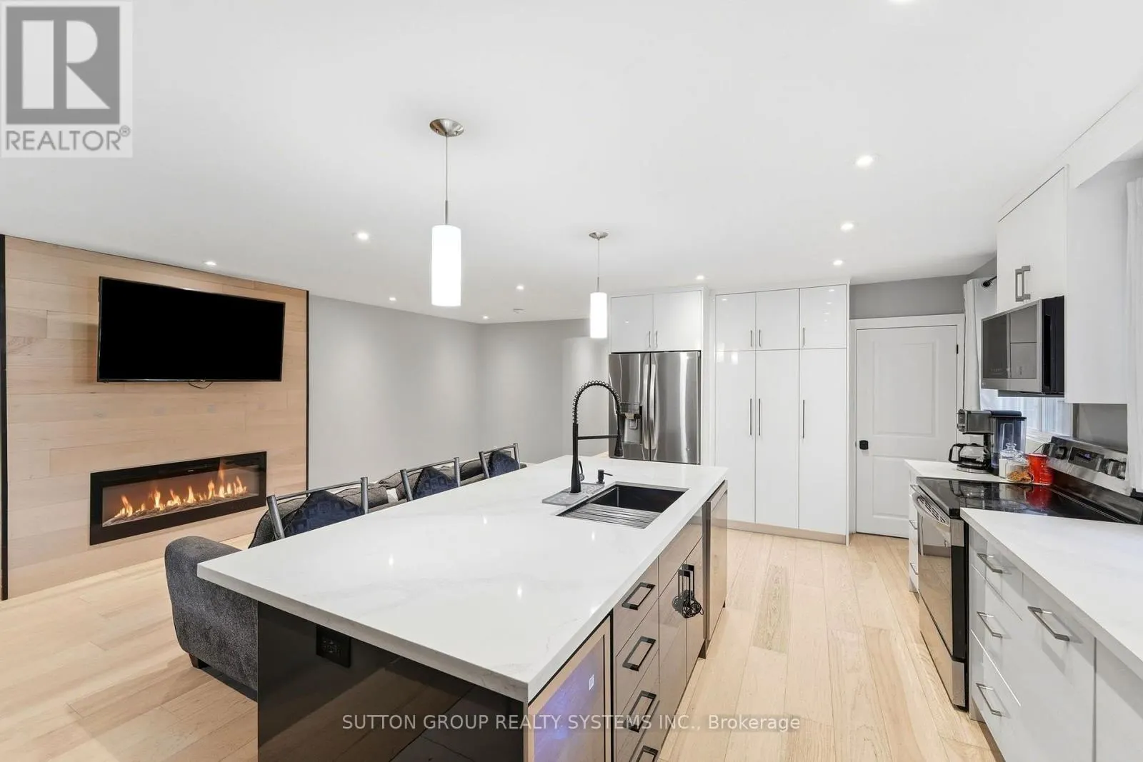 1916 REISS COURT