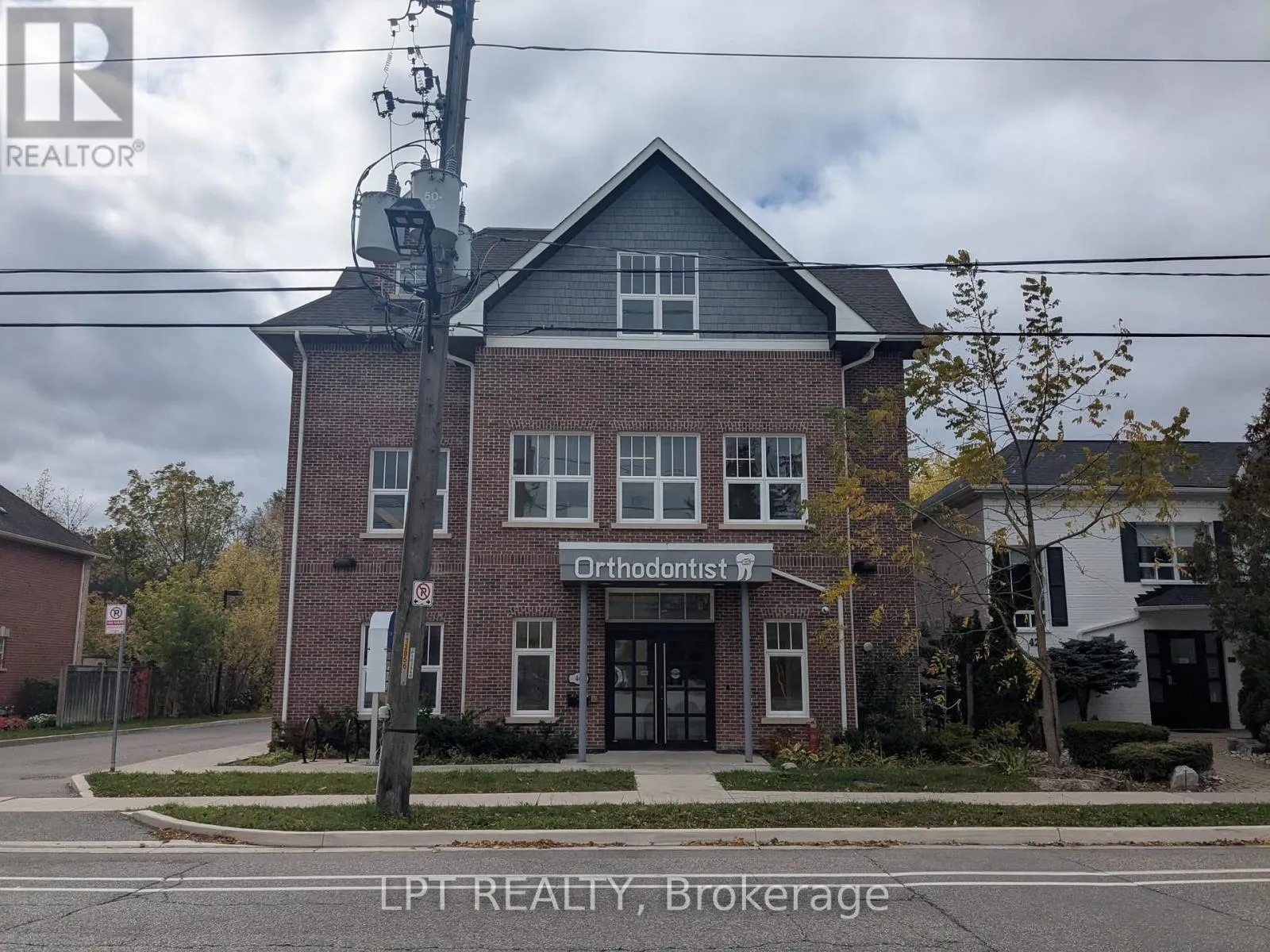 302 - 46 QUEEN STREET S