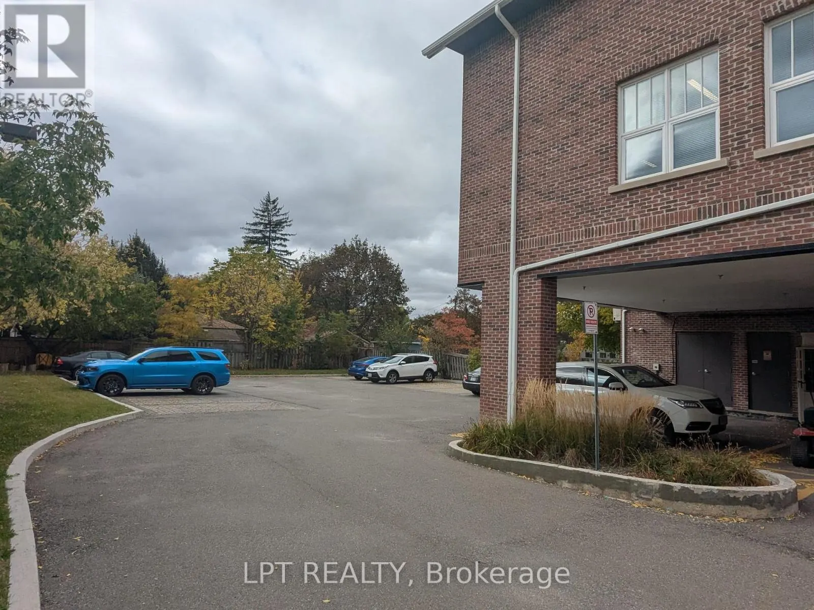 302 - 46 QUEEN STREET S