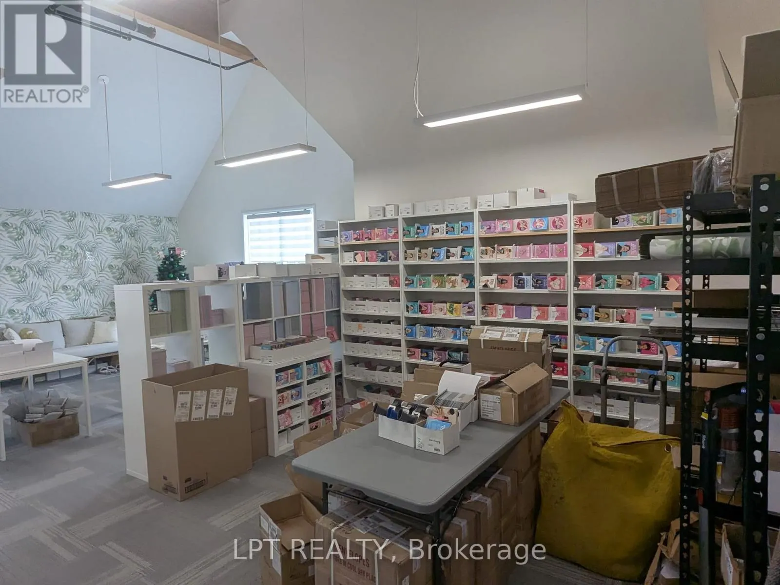 302 - 46 QUEEN STREET S