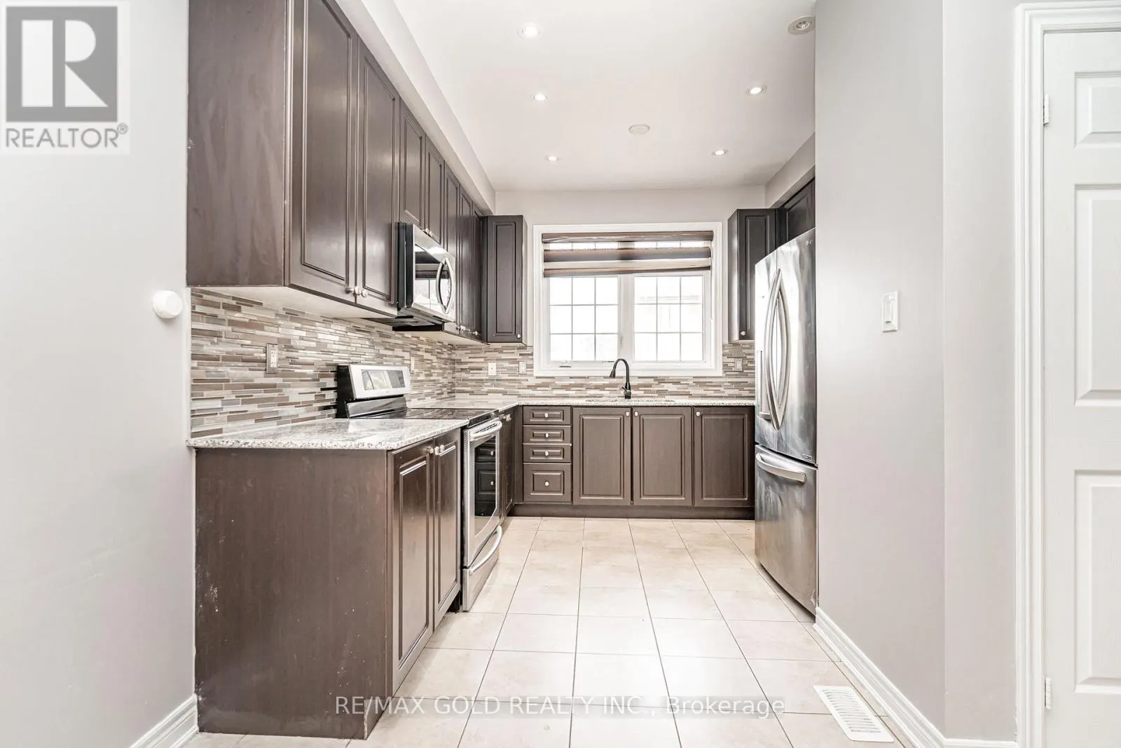 32 ROCKMAN CRESCENT