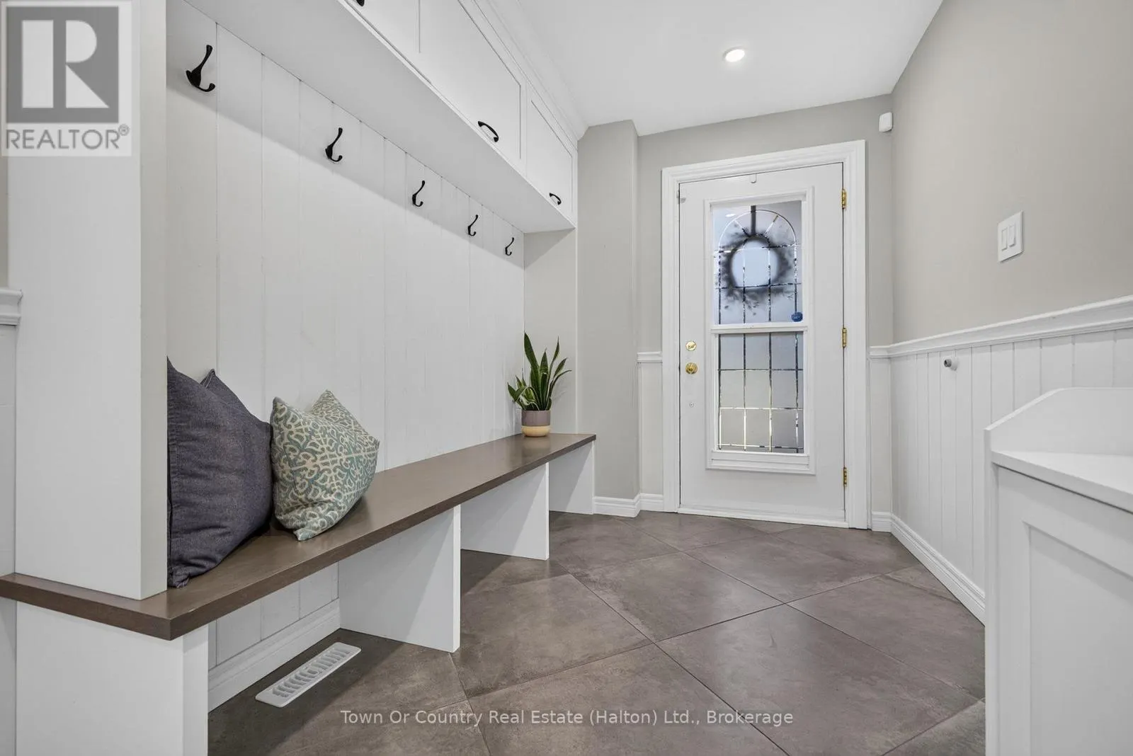 581 LORD SIMCOE COURT