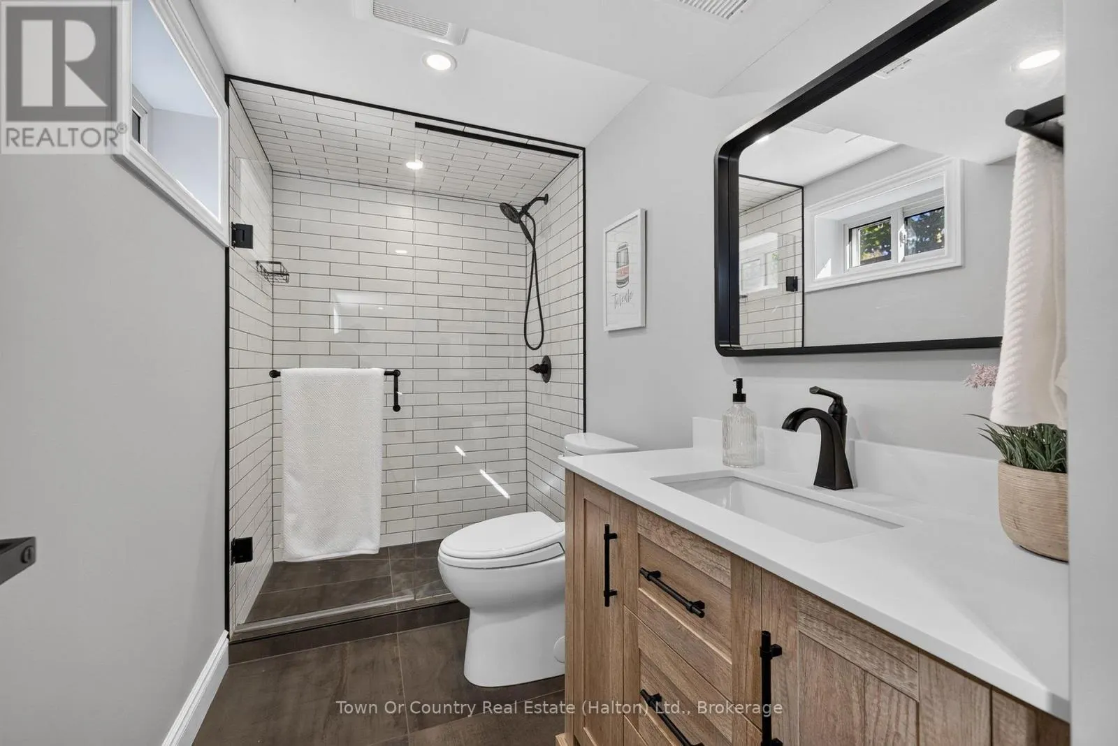 581 LORD SIMCOE COURT