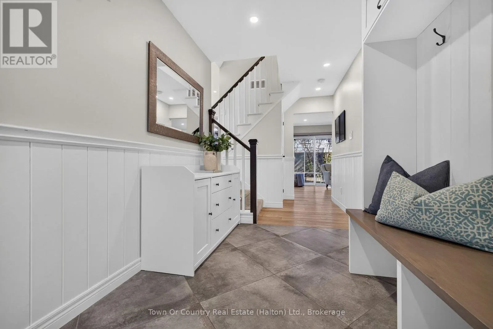 581 LORD SIMCOE COURT