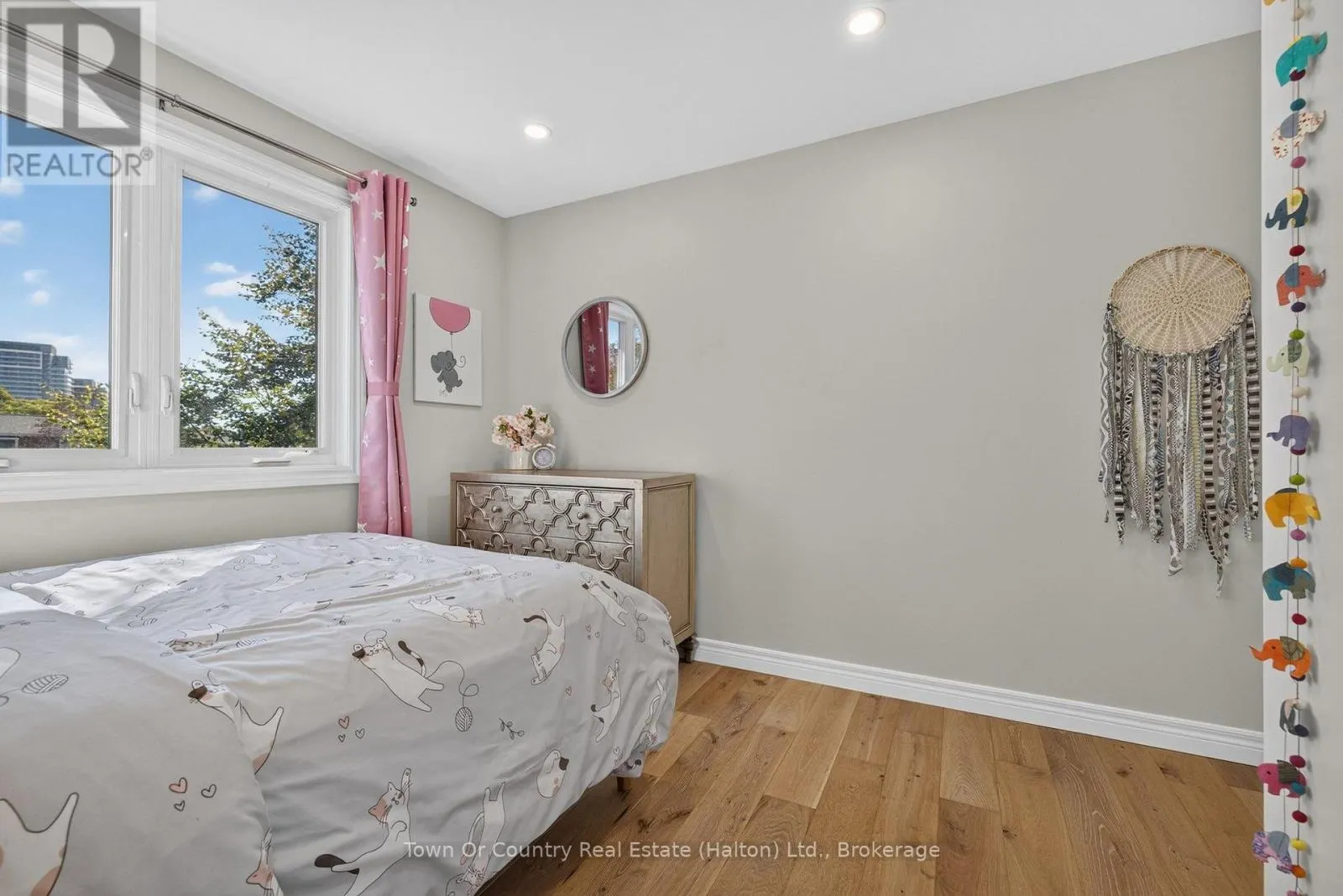 581 LORD SIMCOE COURT