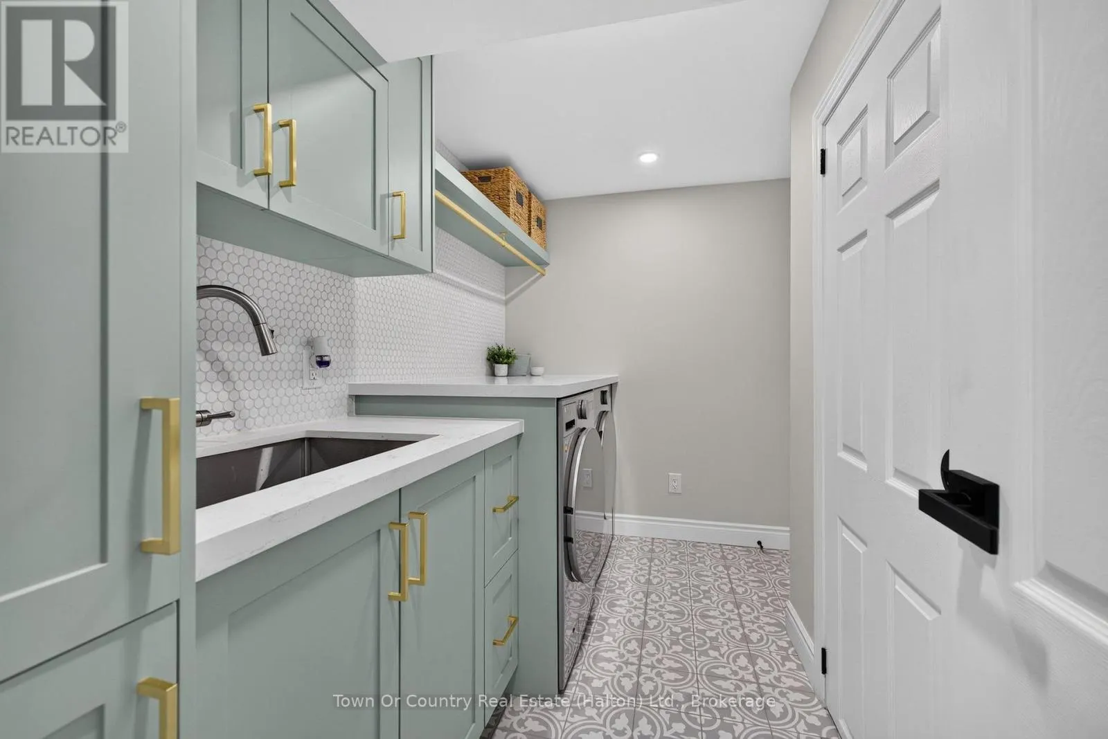 581 LORD SIMCOE COURT