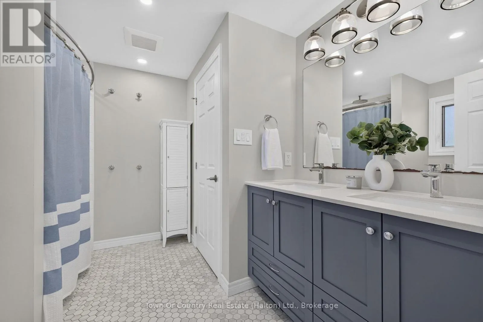 581 LORD SIMCOE COURT