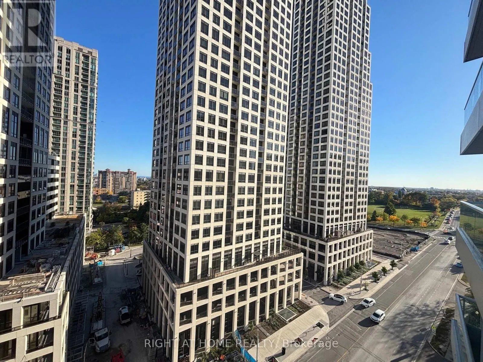 1301 - 33 ELM DRIVE W