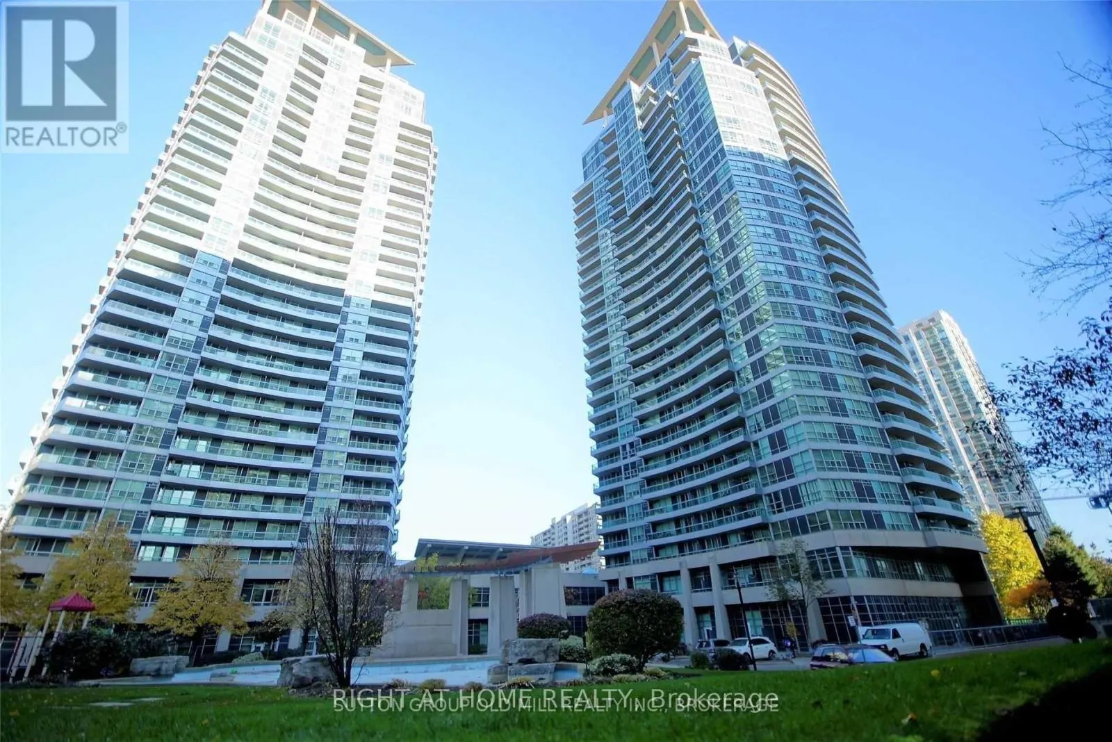 1301 - 33 ELM DRIVE W