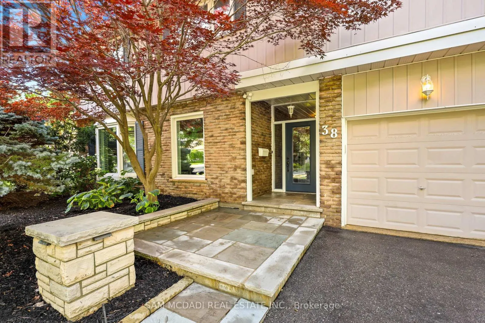 38 KENNINGHALL BOULEVARD