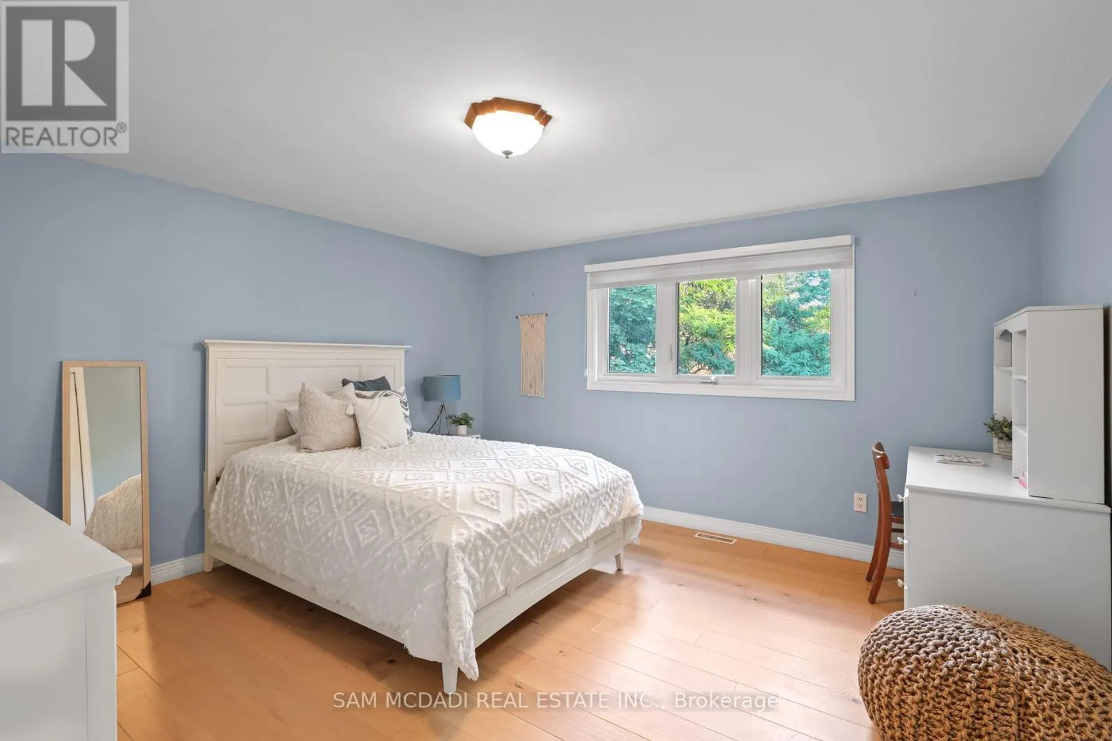 38 KENNINGHALL BOULEVARD