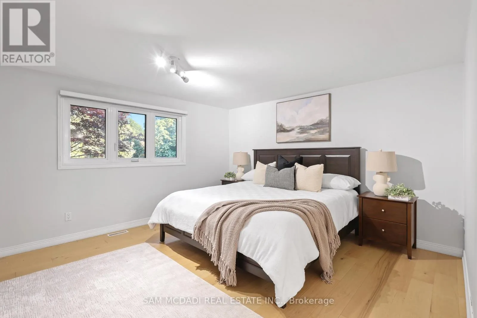 38 KENNINGHALL BOULEVARD