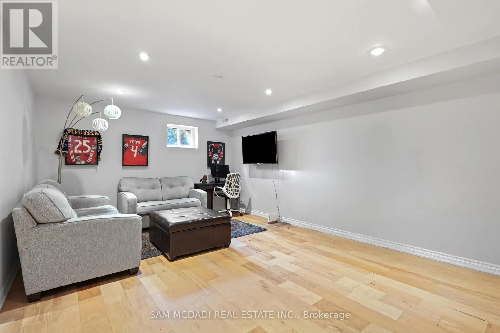 38 KENNINGHALL BOULEVARD