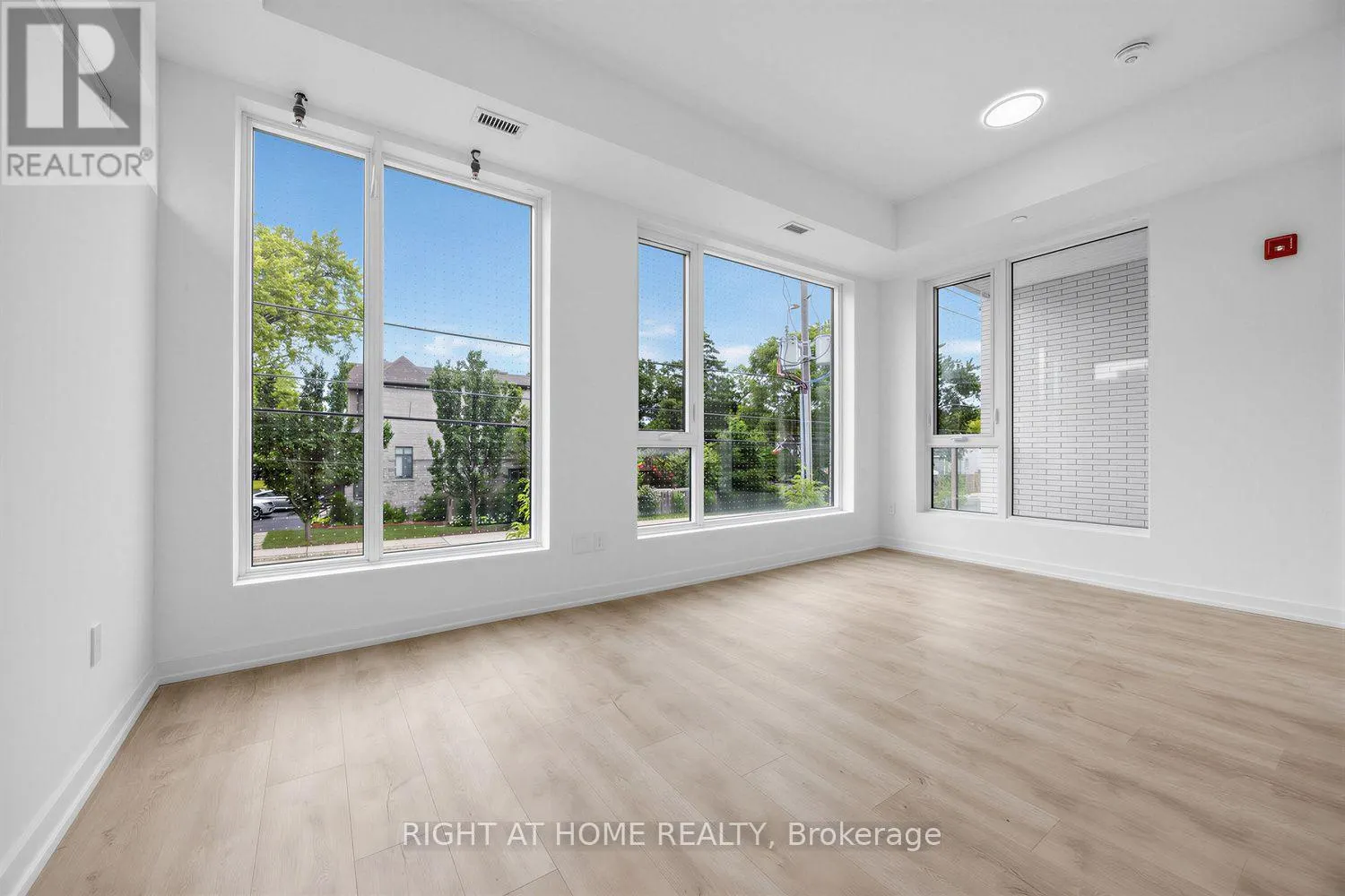 207 - 722 MARLEE AVENUE